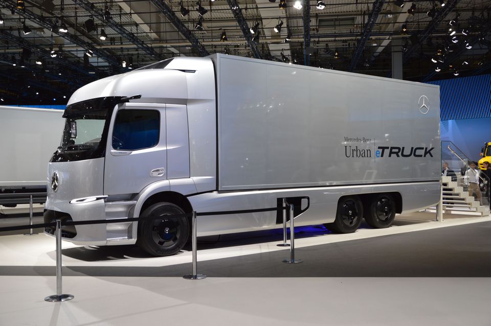 2016_Mercedes_Urban_etruck._Spielvogel