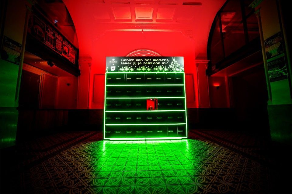 ADE boring phone Heineken