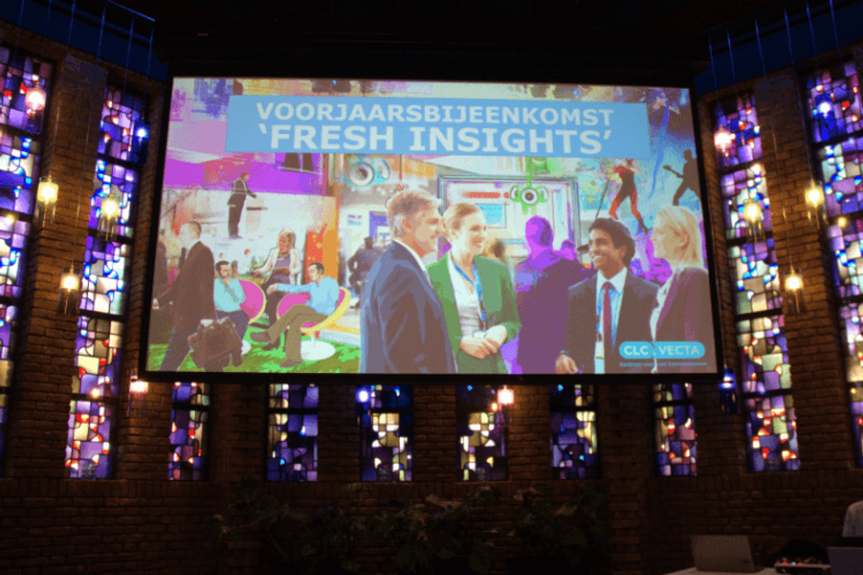 Openingsscherm ALV in kapelzaal van Woudschoten