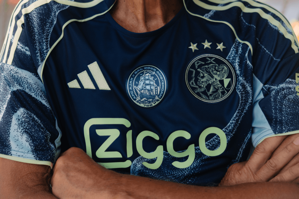 Ajax uitshirt met embleem SAIL 2025