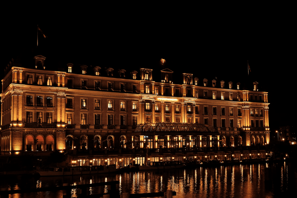 Het Amstel Hotel bij nacht
