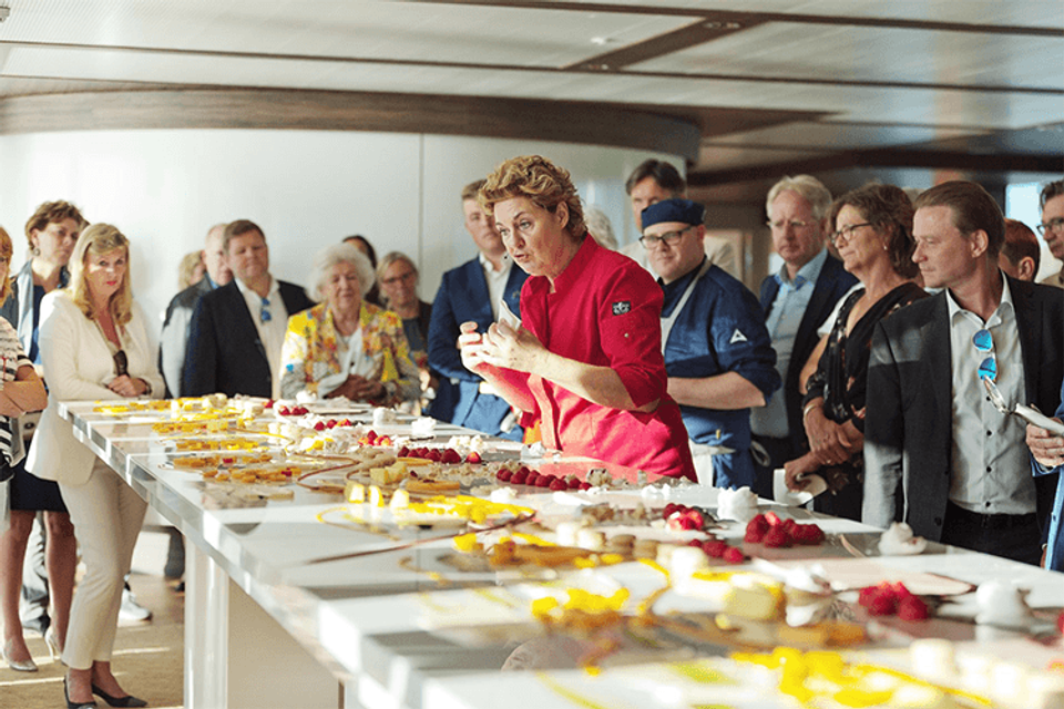 Angélique Schmeinck op het panoramadek van Blue Rhapsody