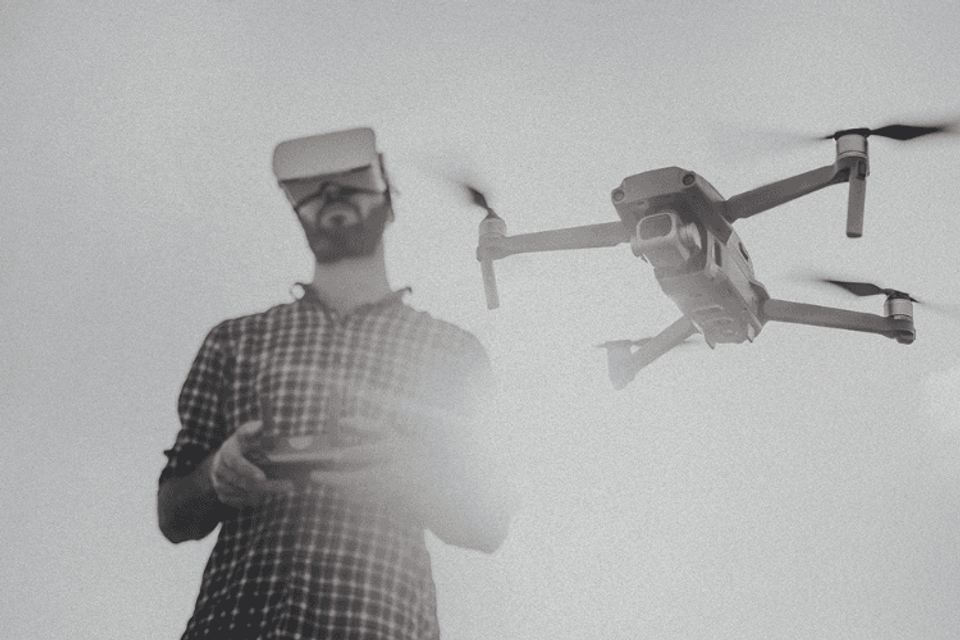 Man met drone