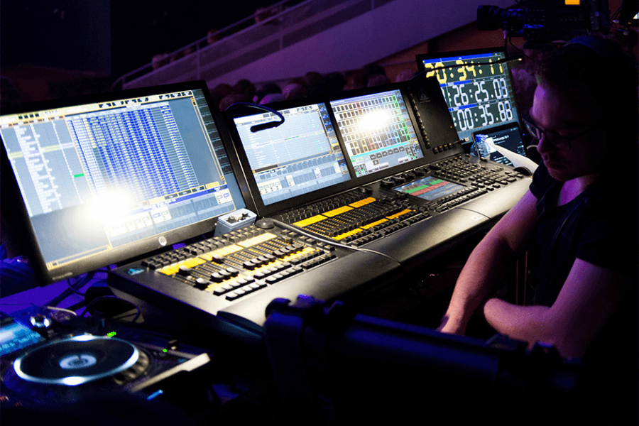 Regisseur met AV-apparatuur