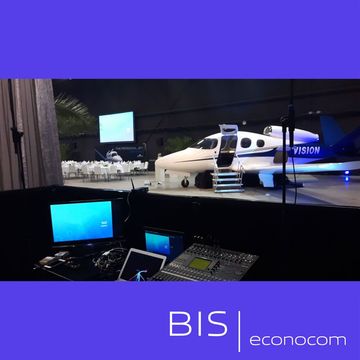 AV-installatie in hangar met congresstoelen en vliegtuig