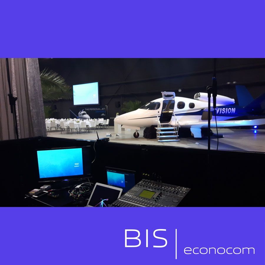 AV-installatie in hangar met congresstoelen en vliegtuig