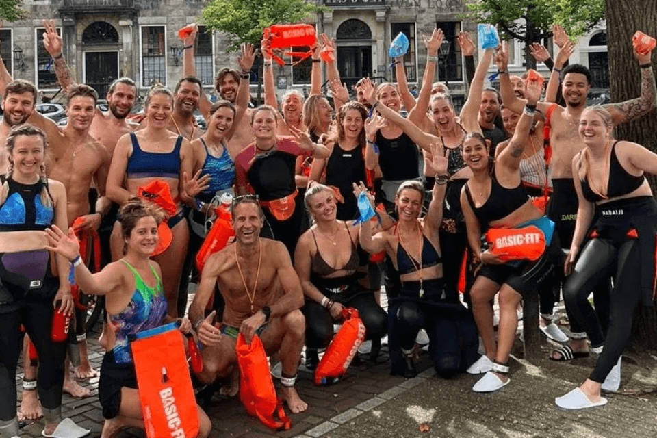 Het Basic-Fit team tijdens de Amsterdam City Swim 2023