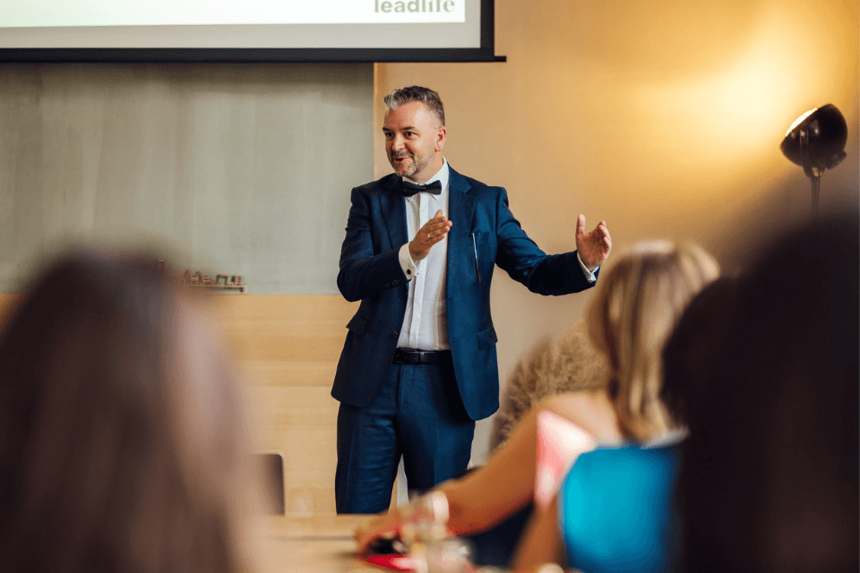 CEO Bert Knuts presenteert de bevindingen van het onderzoek.