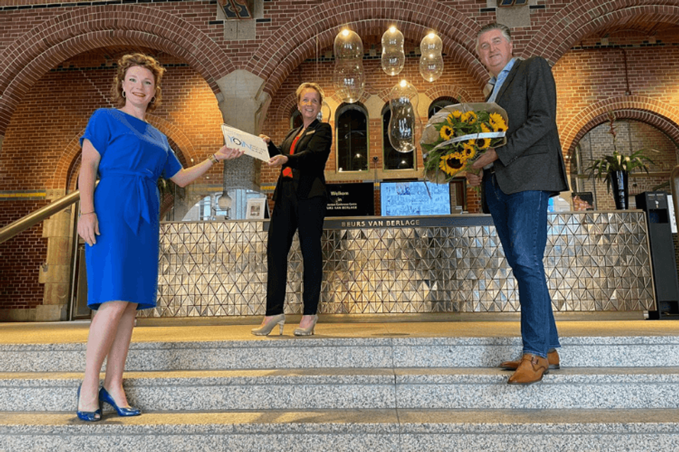 Overhandiging van Yoin excellent meeting places aan Beurs van Berlage