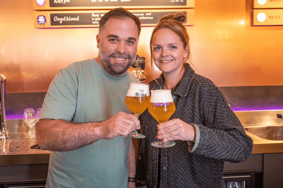Brand brouwmeester Nils Reichhardt en Pinkpop festivalmanager Tirsa Creusen