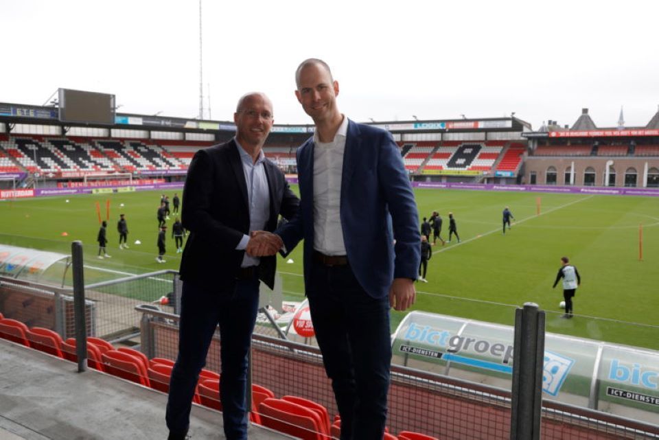 Manfred Laros (algemeen directeur Sparta Rotterdam) en Walter Grootveld (directeur Essent Energy Infrastructure Solutions)