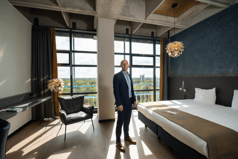 Niels Hoek in een kamer van U Parkhotel Enschede