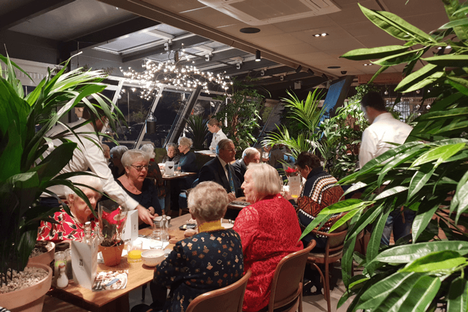 Carlton President sponsort kerstdiner voor ouderen