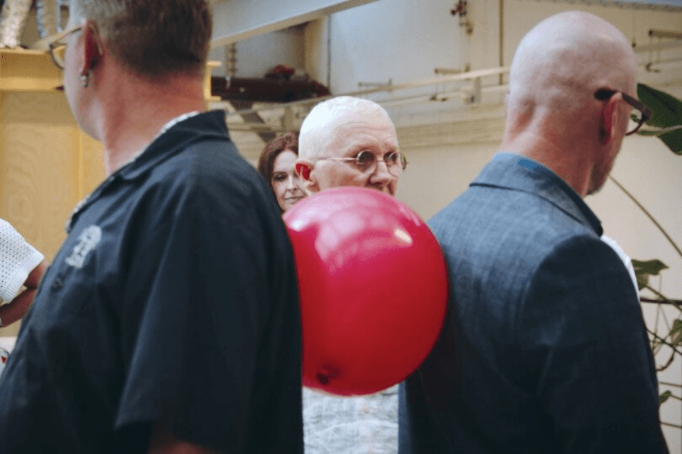 Twee deelnemers aan de CliniClowns training met ballon tussen hen in