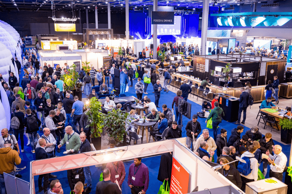 Veel mensen op de beursvloer van Cybersec Netherlands in de Jaarbeurs