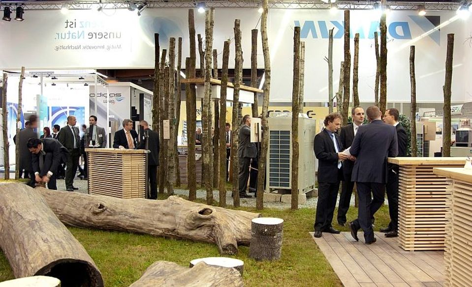 Beursconcept Daikin op Chillventa met boomstammen als standmeubilair
