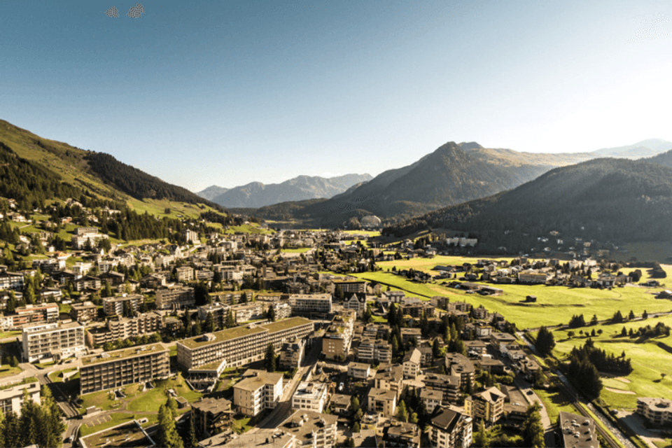 De Zwitserse stad Davos van bovenaf bezien