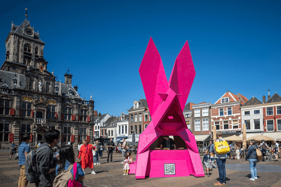 Informatie booth in de gestyleerde vorm van een roze konijn voor het Delft Fringe Festival