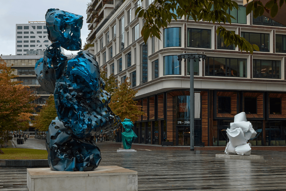 Drie beelden van Arne Quinze op de Jaarbeursboulevard