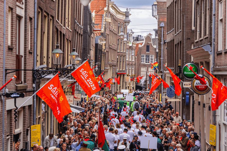 Drukte in de stad tijdens crew parade SAIL 2025