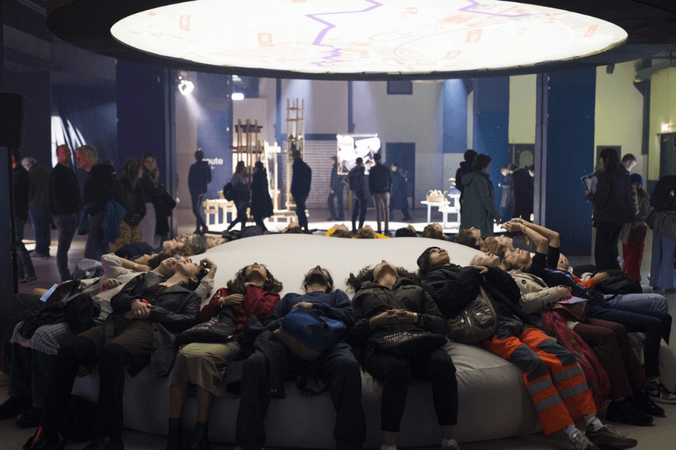 Liggend kijken naar design tijdens de Dutch Design Week 2023