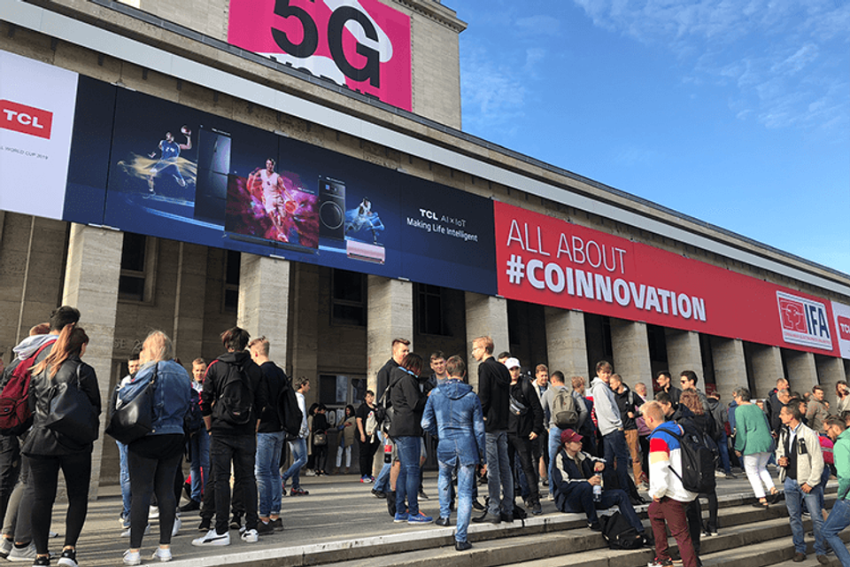 Jeugdige bezoekers voor de poorten van IFA Berlin