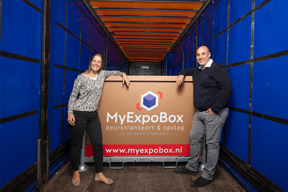 Broer en zus Pieter en Franci Heeren omarmen de MyExpoBox, als praktische oplossing voor het vervoer en de opslag van ‘klein’ beursmateriaal.