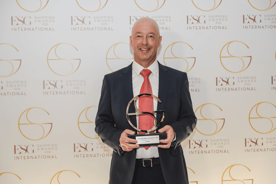 Edwin Petersen - CEO van Oceandiva - met de ESG Shipping Award