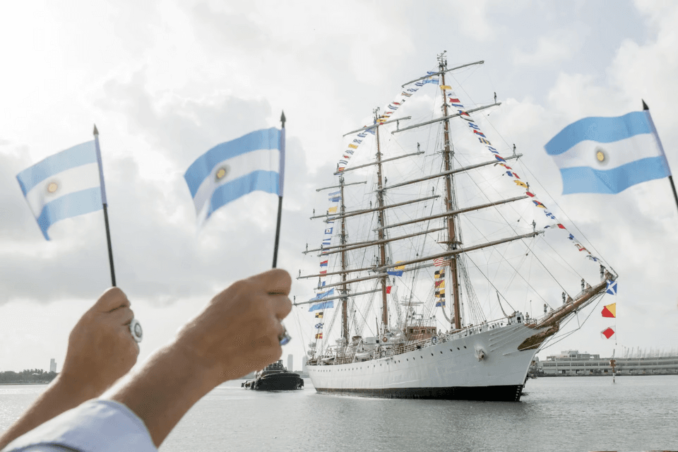 Een week voor SAIL 2025 meert de ARA Libertad uit Argentinië aan bij de Passagiersterminal Amsterdam