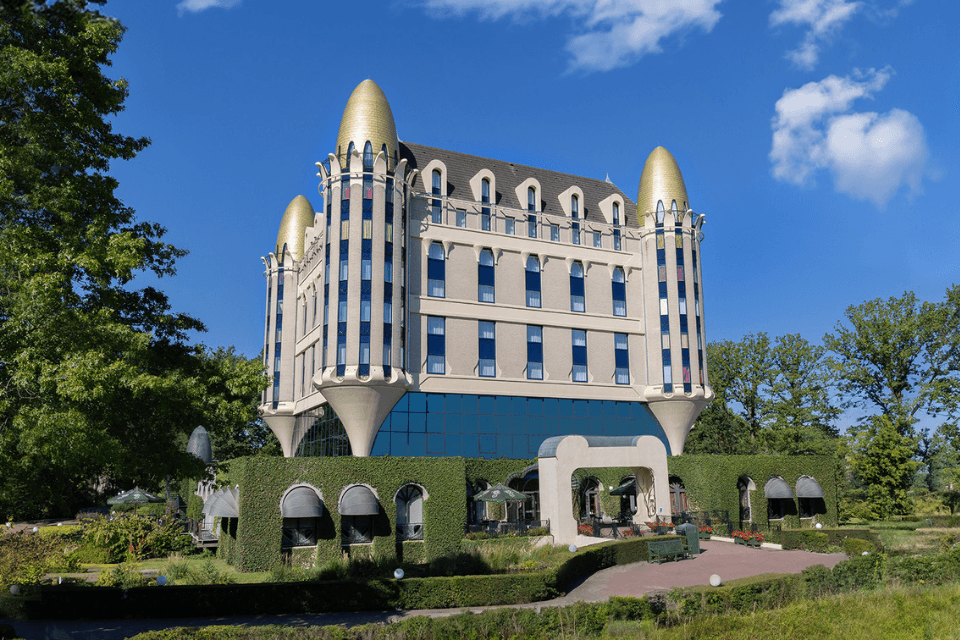 De huidige situatie van het Efteling hotel. Bij de nieuwe situatie wordt onder meer de ingang verplaatst.