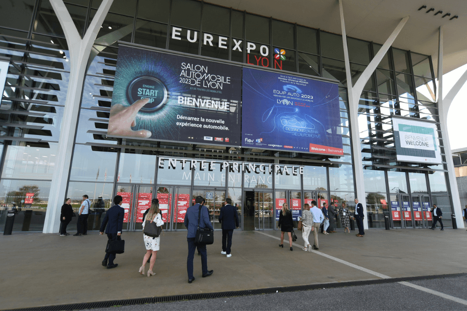 Bezoekers stromen binnen bij Equipe Auto 2023 in Lyon