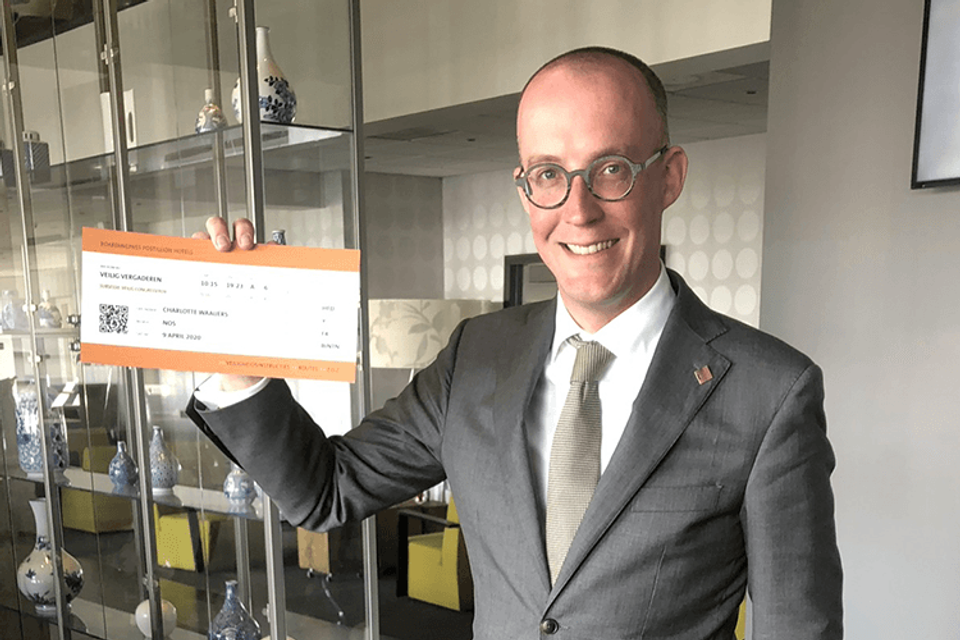 Erik-Jan Ginjaar met boarding pass voor social distance proof meeting