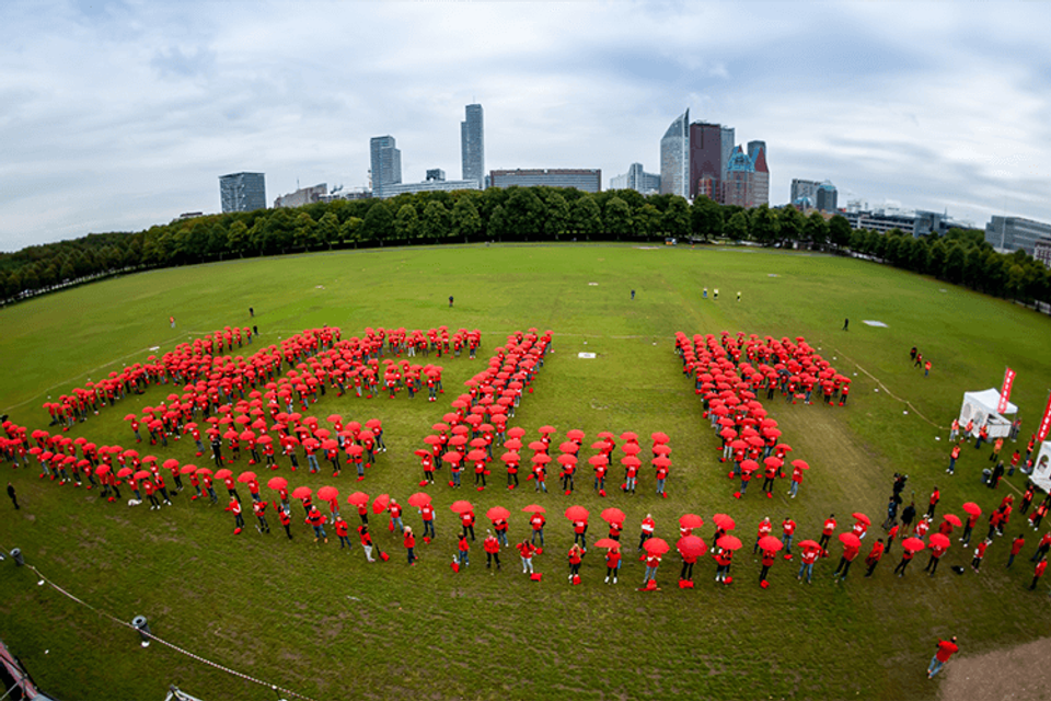 De deelnemers aan de Code Rood actie vormden het woord HELP op het Malieveld in Den Haag (foto: Nico Alsemgeest)