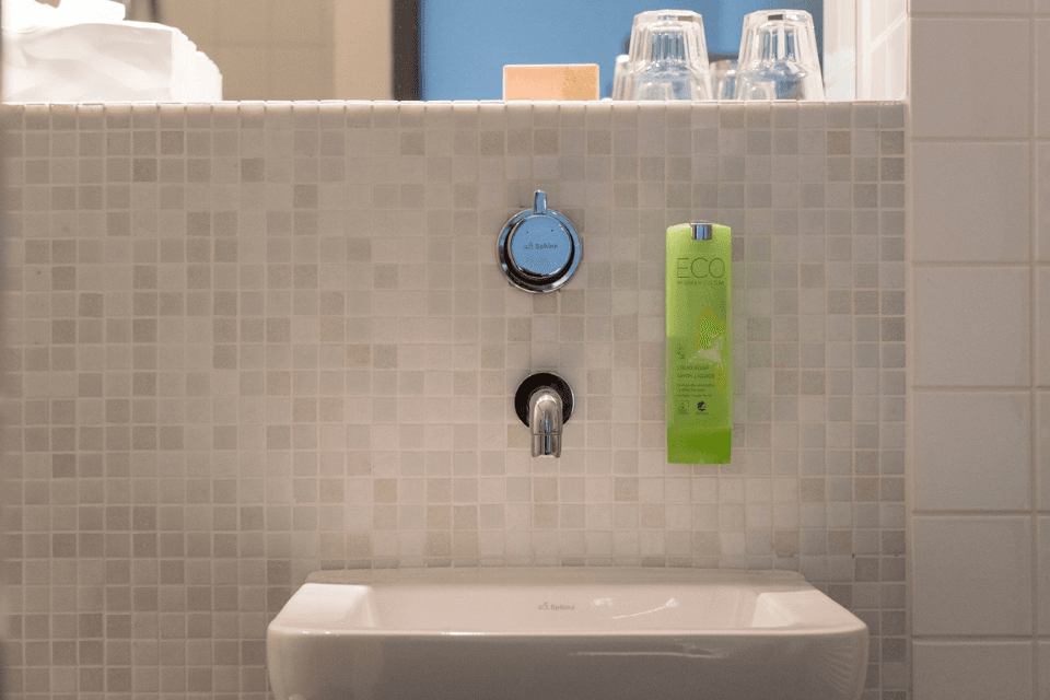 Fair Trade en Nordic Swan Ecolabel gecertificeerde cosmeticadispensers in een badkamer van hotel Kapellerput