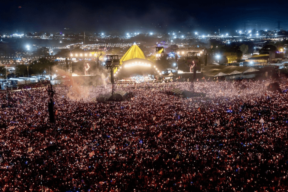 Het Glastonbury hoofdpodium in 2024.
