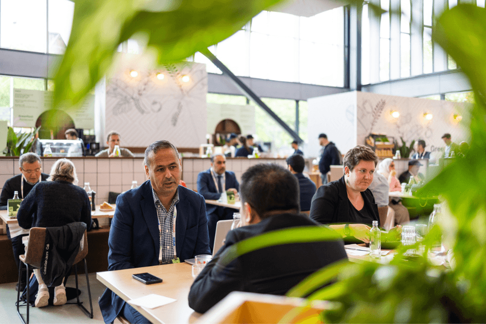 Bezoekers in het GreenTech restaurant