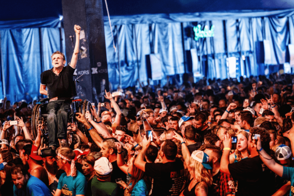 Rolstoeler torent uit boven festivalpubliek