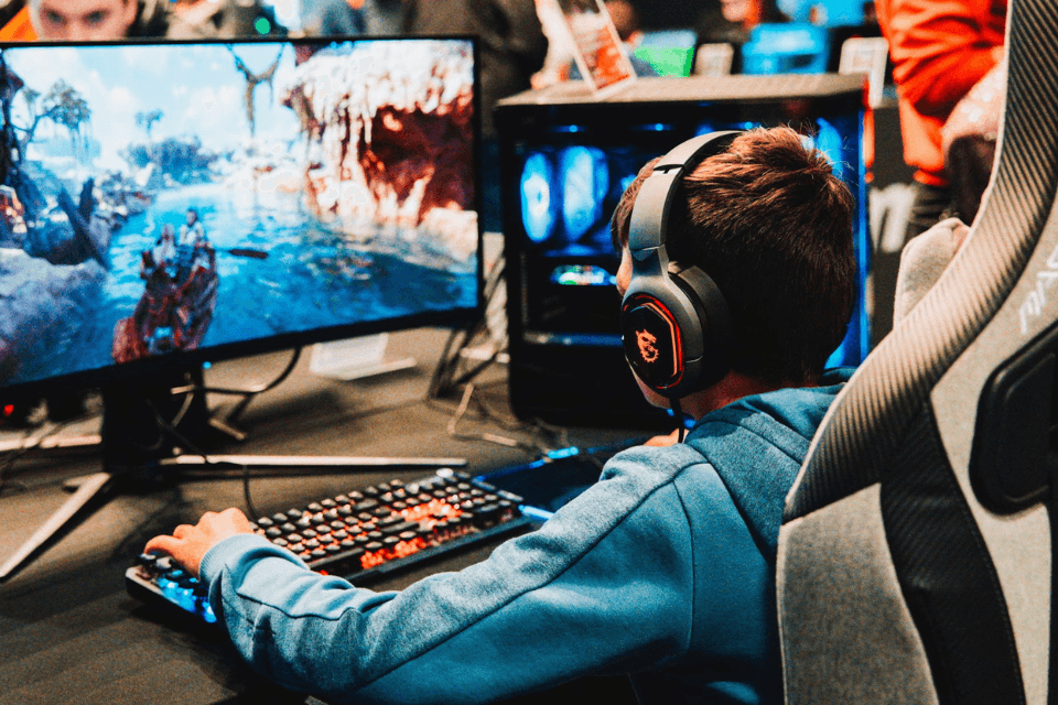 Beursbezoeker speelt computerspel op GameForce