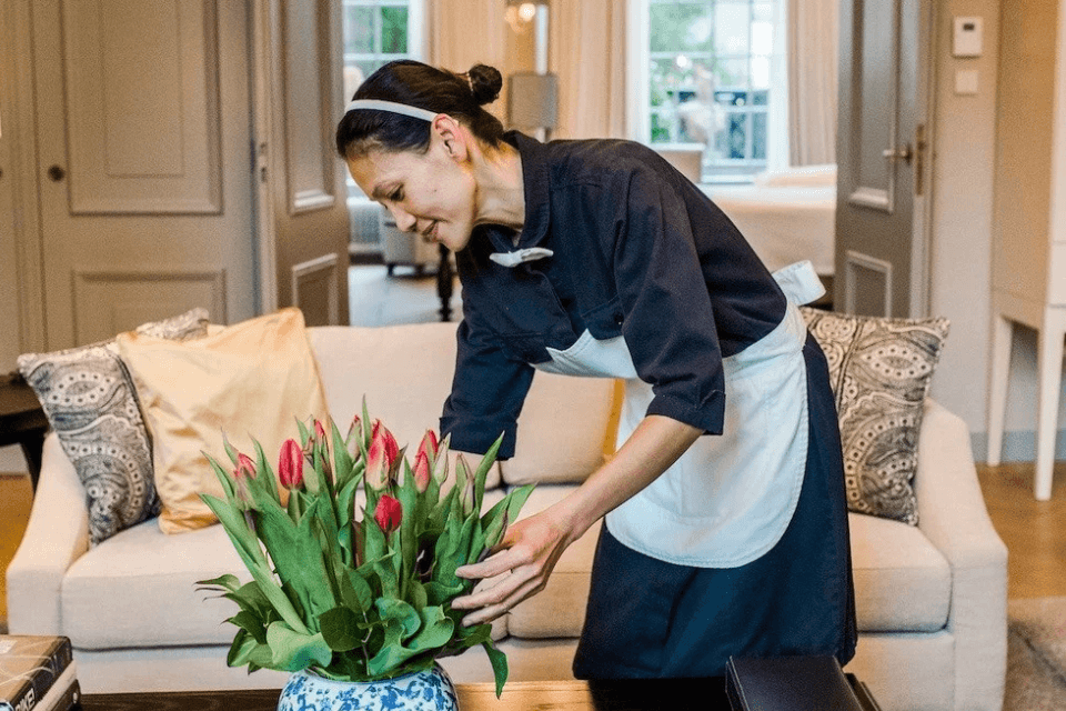 Een vrouwelijke medewerker van Hilton Amsterdam.