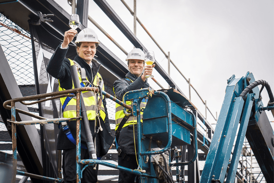 Jacco van der Tak (burgemeester gemeente Barneveld) en Timo Kruft (eigenaar Midden Nederland Hallen) 