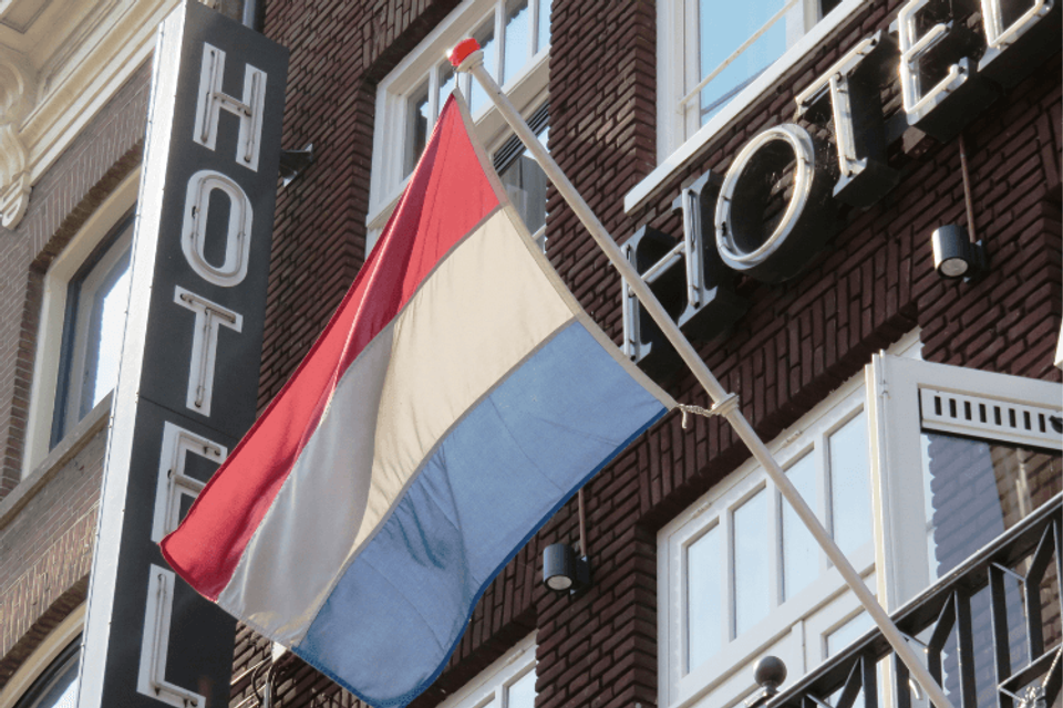 Nederlandse vlag hangt uit bij hotel in Amsterdam