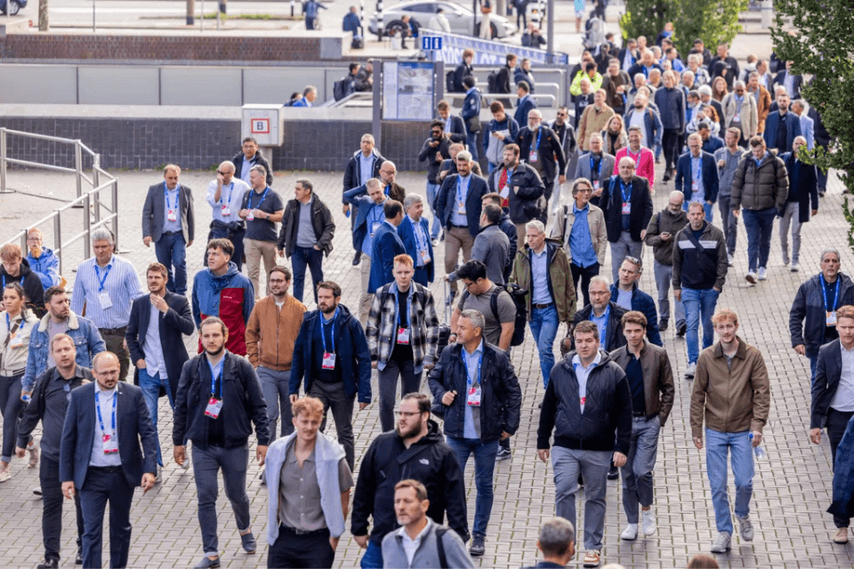 IBC bezoekers op weg naar OV