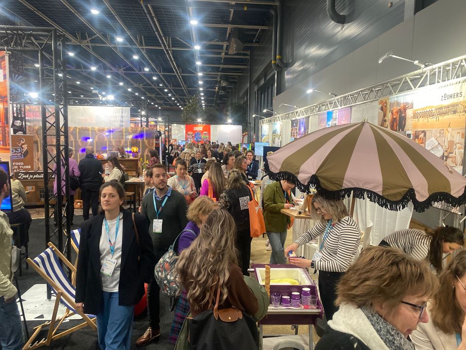 Ijsjeskraam naast de ijsbaden