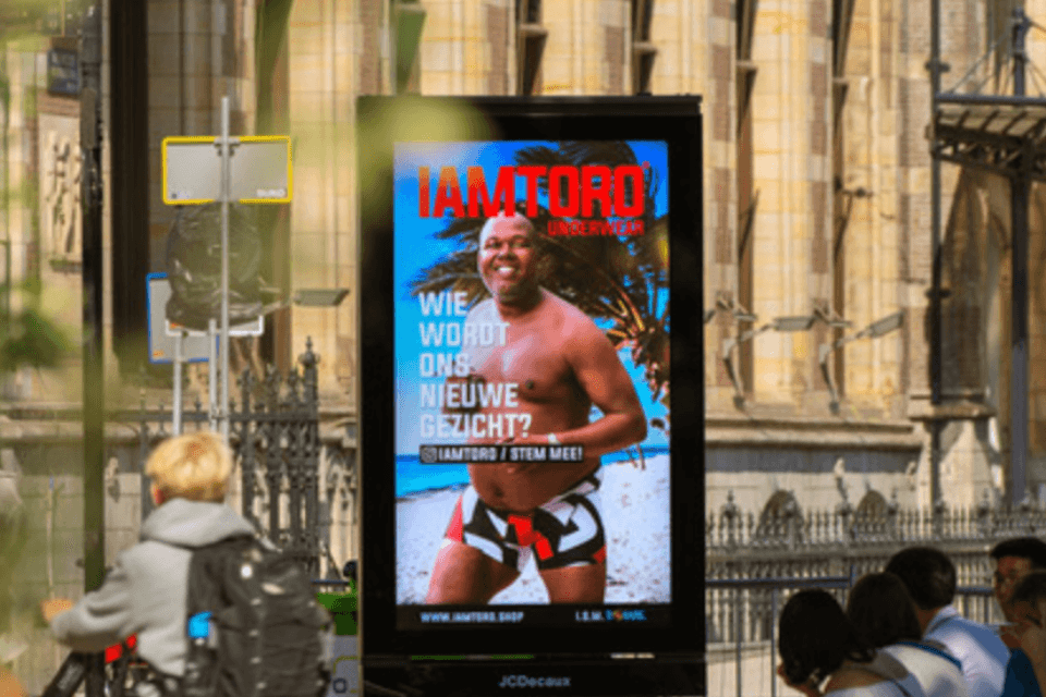 Foto van amateur model in Iamtoro onderbroek op een digitale abri van JCDecaux