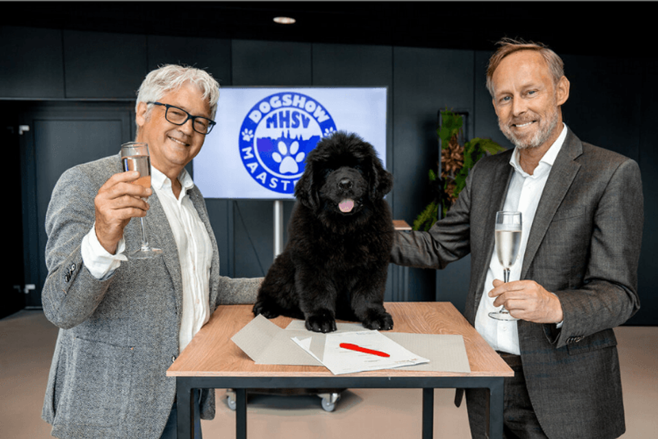 John Wauben - bestuurslid Maastrichtse Honden Sport Vereniging, Nilac, 11 weken oude Newfoundlander puppy, Frank Mimpen - Commercial Director MECC Maastricht