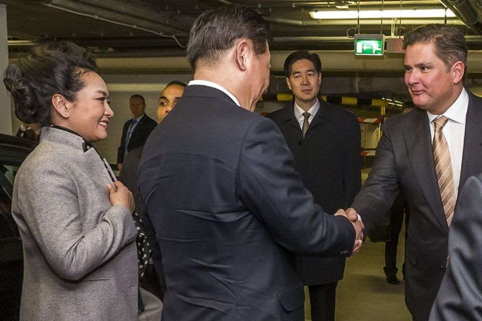 Jaap Liethof verwelkomt Chinese president Xi Jinping en zijn vrouw bij de Hotels van Oranje