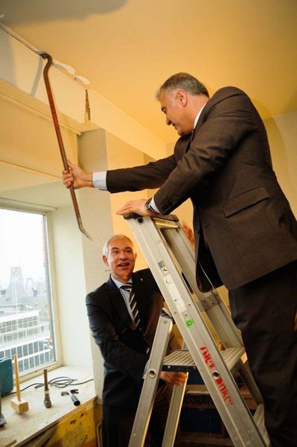 Jan Rutgers links en Hamit Karakus op de trap (r)