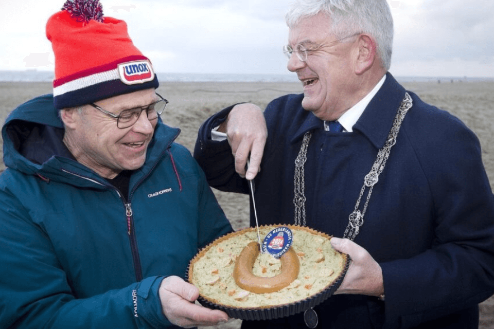 Jan van Zanen snijdt Unox erwtensoeptaart aan
