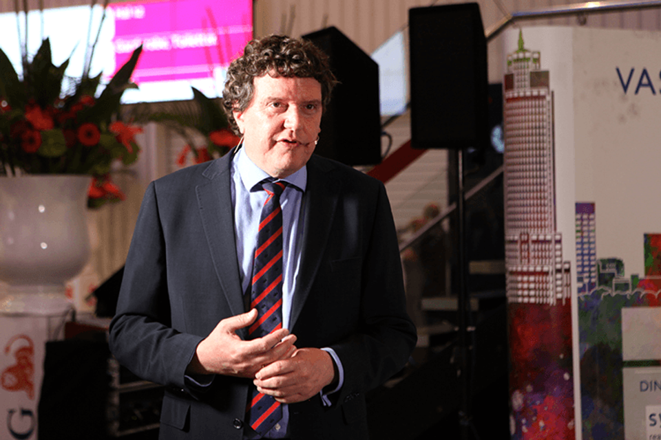 Vastgoedmarkt-hoofdredacteur Johannes van Bentum als talkshowhost tijdens Provada 2017