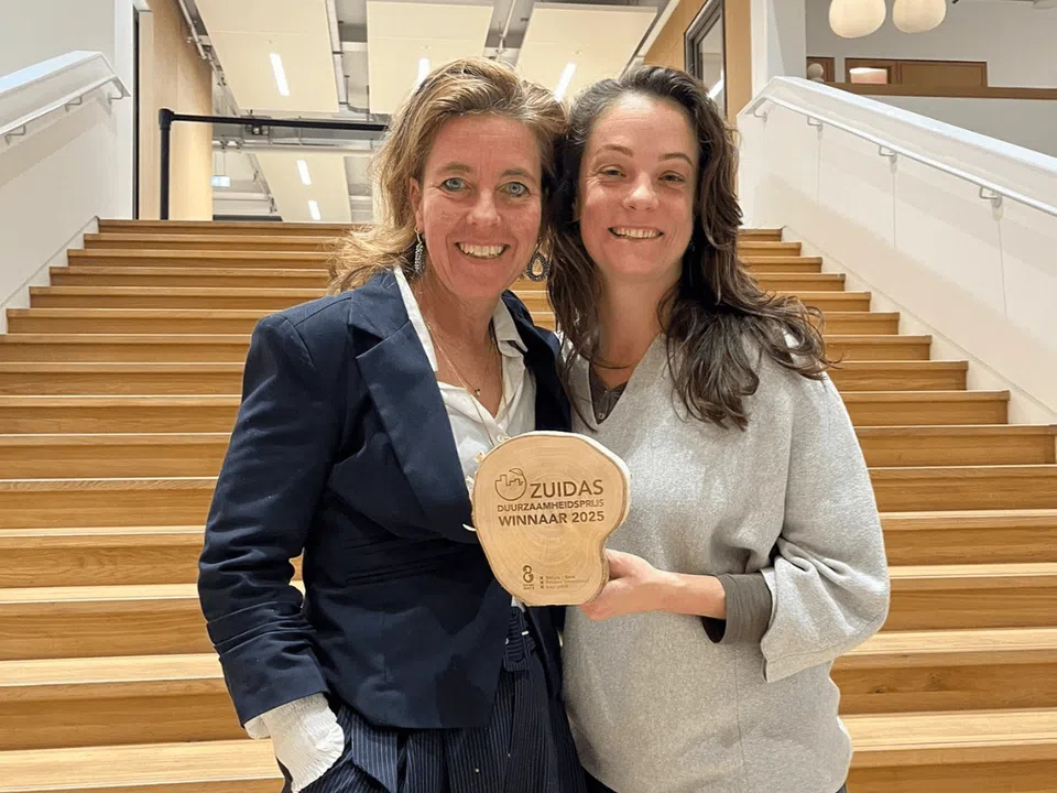 Katelijn Wilhelmy en en Hanna Rentmeester met de Zuidas Duurzaamheidsprijs 2025